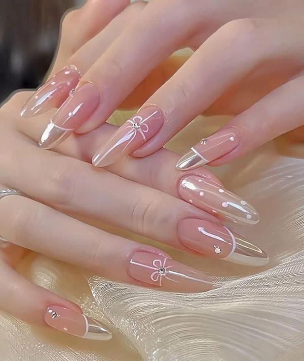 Mẫu móng tay đính đá đẹp 2021 nhẹ nhàng