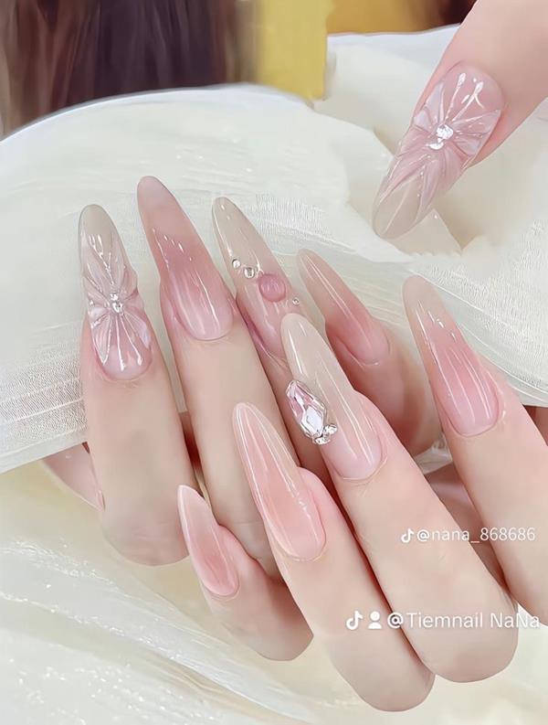 Mẫu móng tay đính đá đẹp 2021 đơn giản
