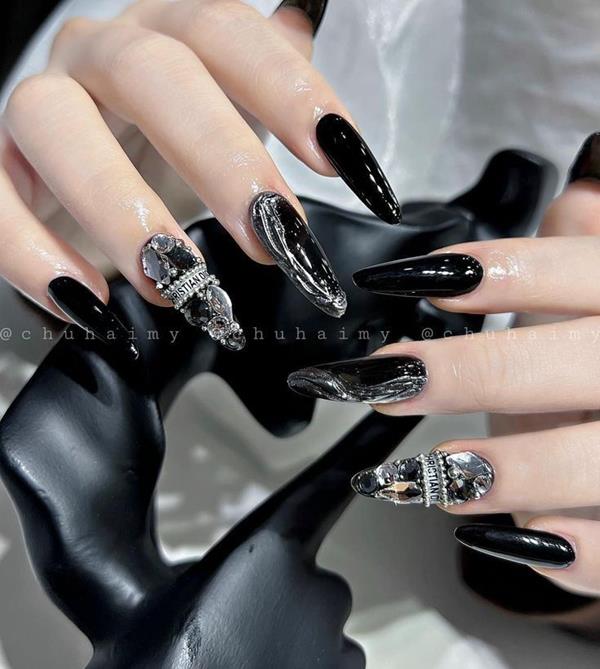 Mẫu nail đẹp 2022 đính đá sang chảnh