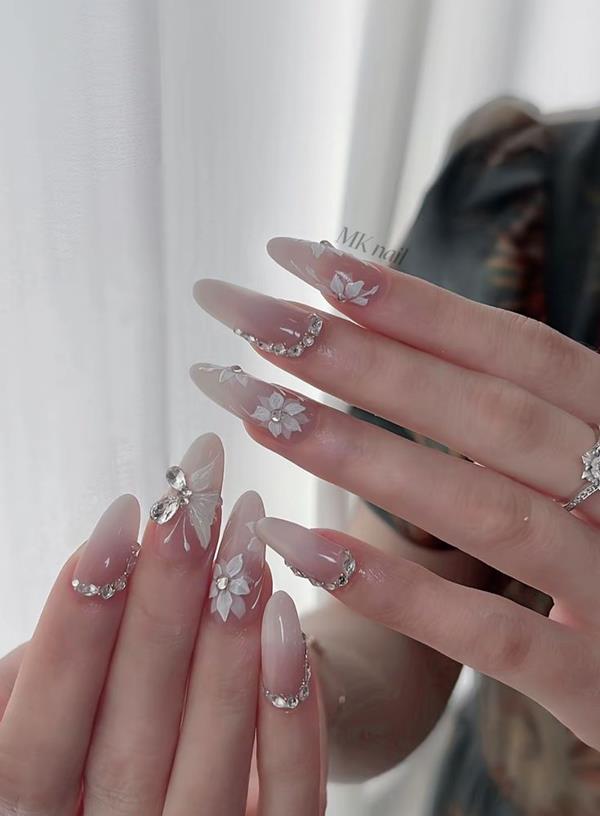 Nail hồng đính đá nhẹ nhàng