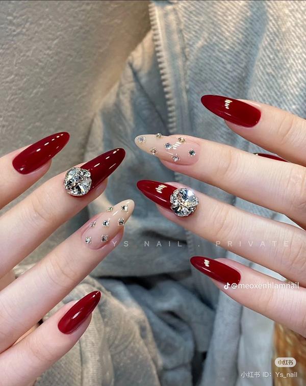 Nail đính đá sang trọng màu đỏ