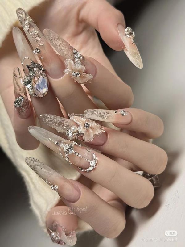 Nail đính đá sang chảnh