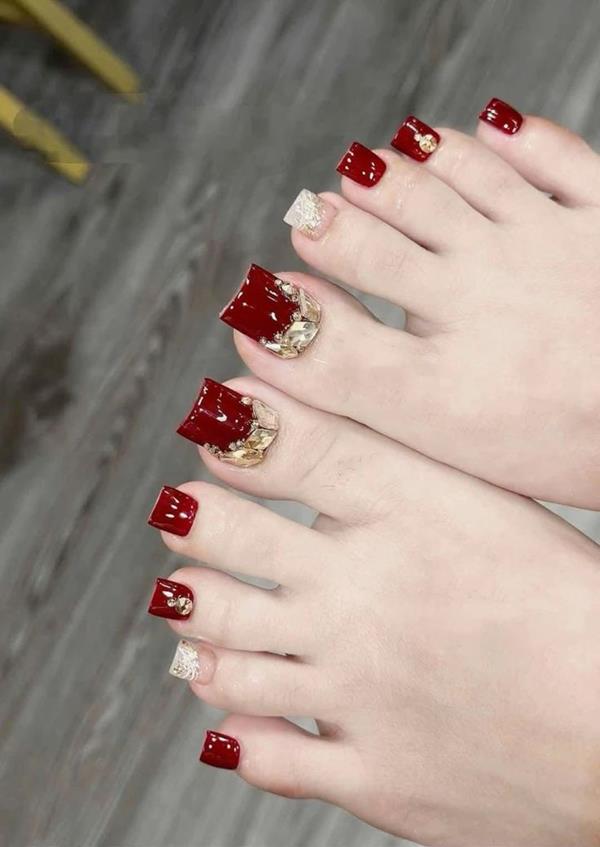 Nail chân đính đá màu đỏ đẹp