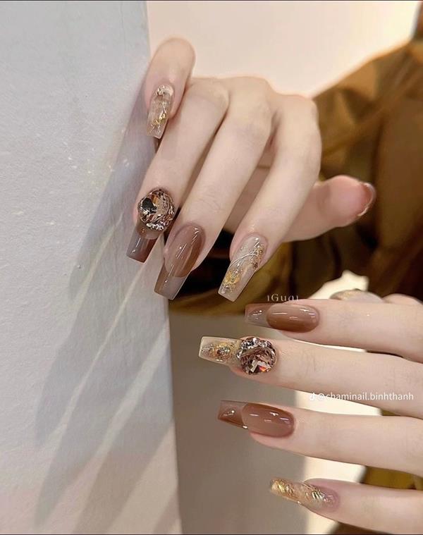 Mẫu nail đính đá màu nâu 1