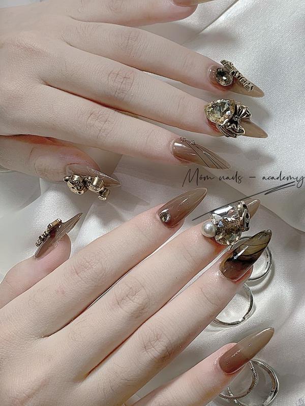 Mẫu nail đính đá màu nâu 2