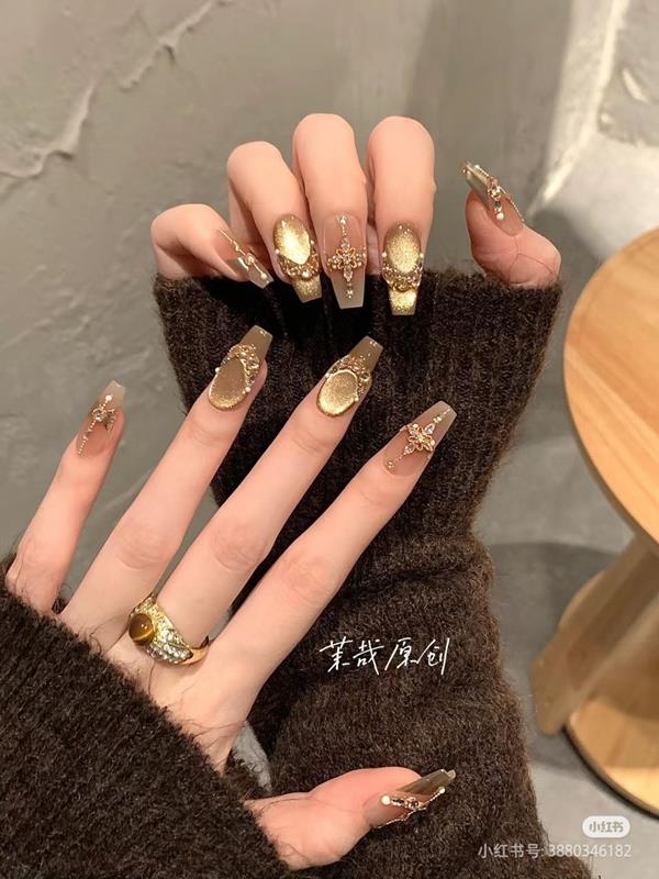 Kiểu nail mắt mèo đính đá 1