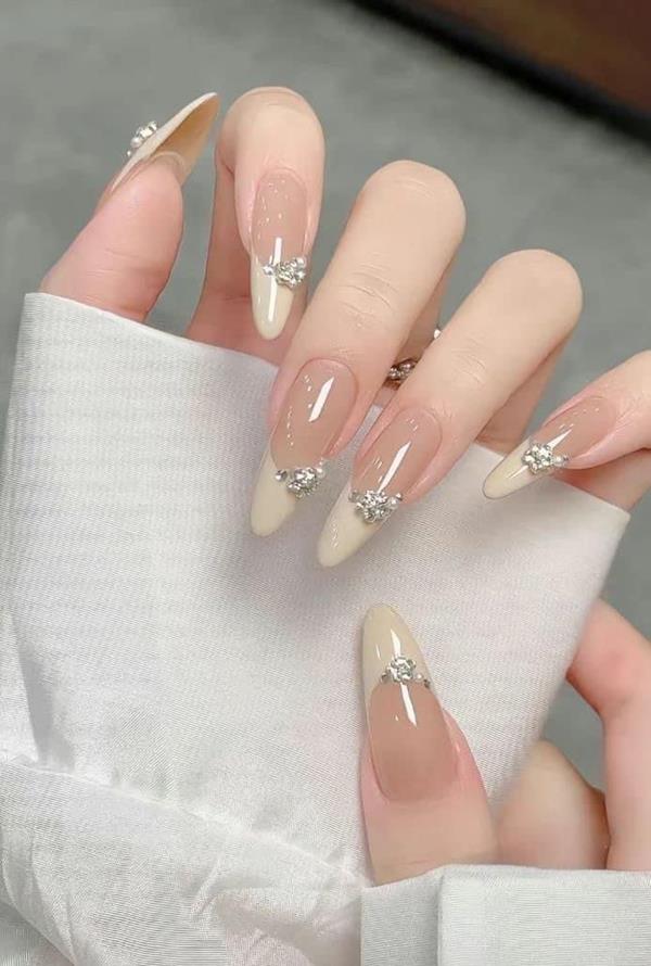 Móng sơn đầu trắng đính đá 2