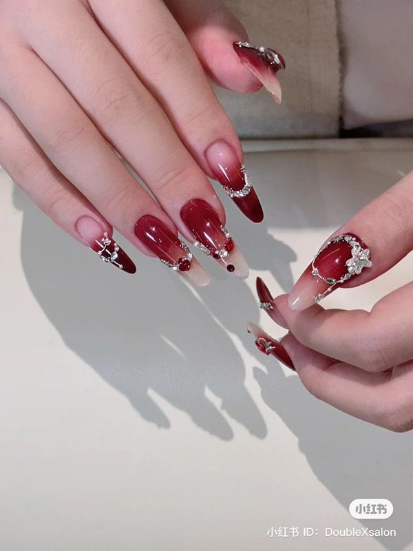 Mẫu nail màu đỏ đính đá 1