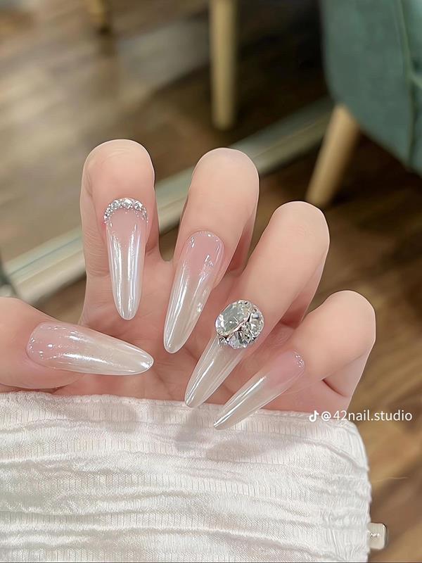 Bật Mí 777+ Mẫu Nail Đính Đá Đơn Giản – Nhẹ Nhàng Nhưng Vẫn Đẹp Sang Chảnh
