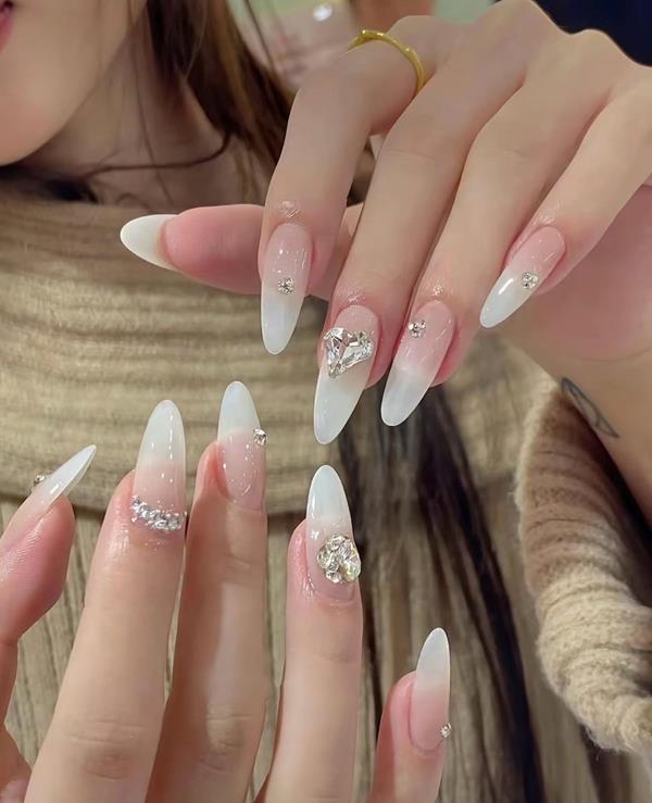 Nail trắng đính đá đơn giản