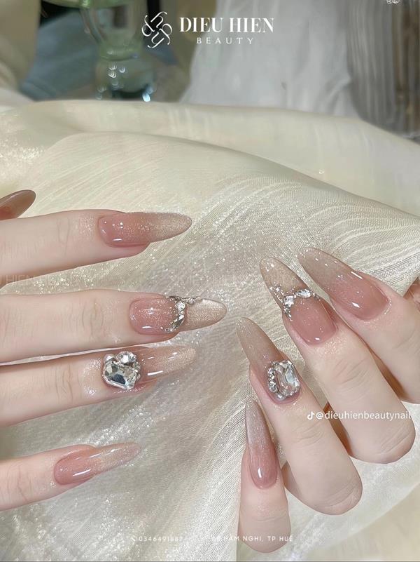 Mẫu móng tay đính đá đơn giản màu hồng nhạt