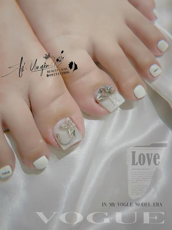 Mẫu móng chân đính đá đơn giản màu trắng đục