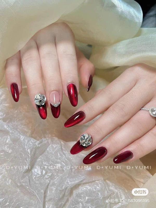 Mẫu nail màu đỏ đính đá đơn giản