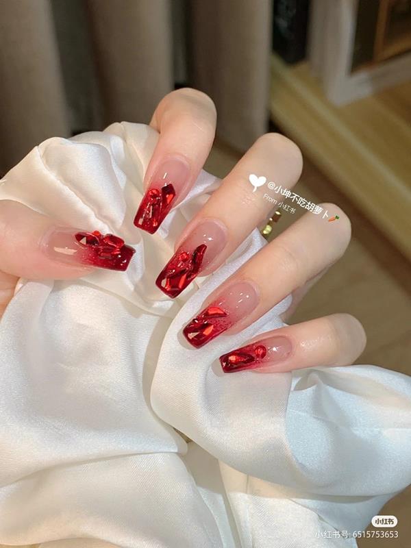 Nail màu đỏ đính đá mẫu 2
