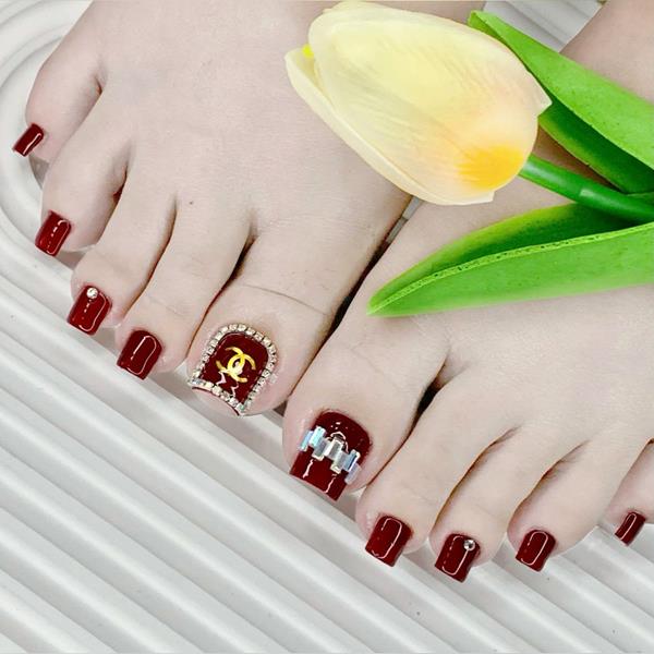 Nail chân đỏ đính đá kiểu 2