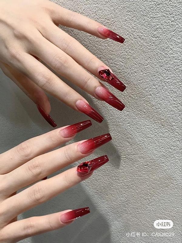 Mẫu nail màu đỏ đính đá đơn giản móng vuông