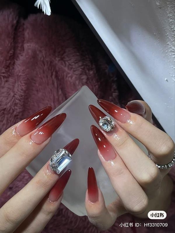 Mẫu nail màu đỏ đính đá đơn giản móng nhọn