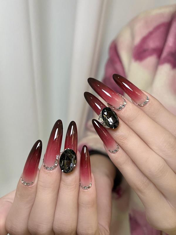 Nail đính đá sang trọng màu đỏ sẫm