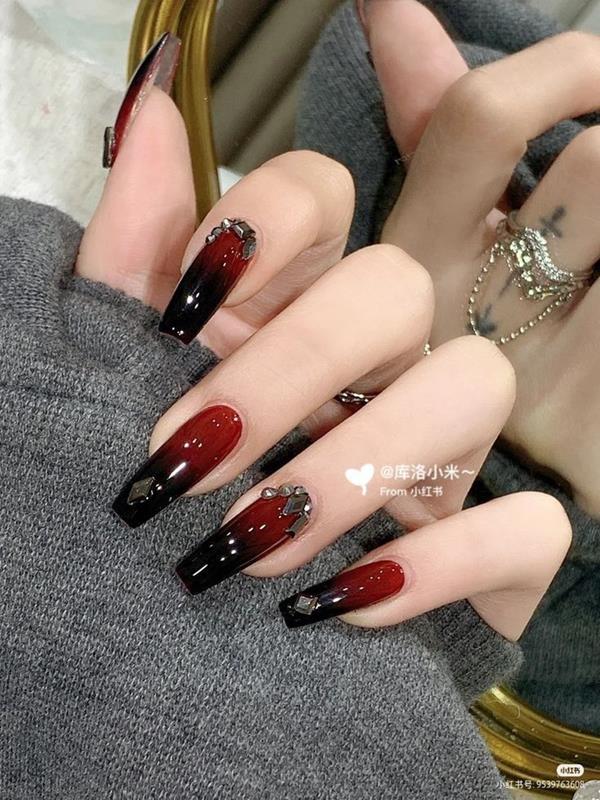 Nail màu đỏ đính đá mẫu 3