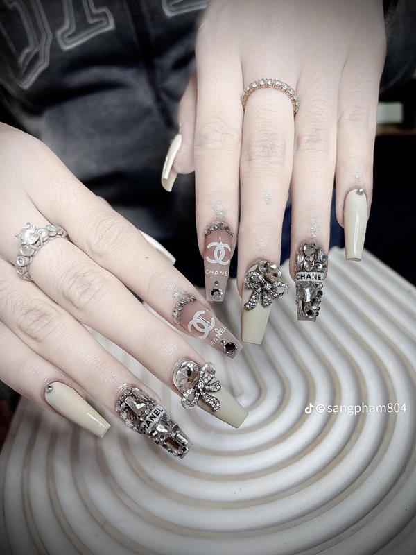 Nail tay đính đá Chanel