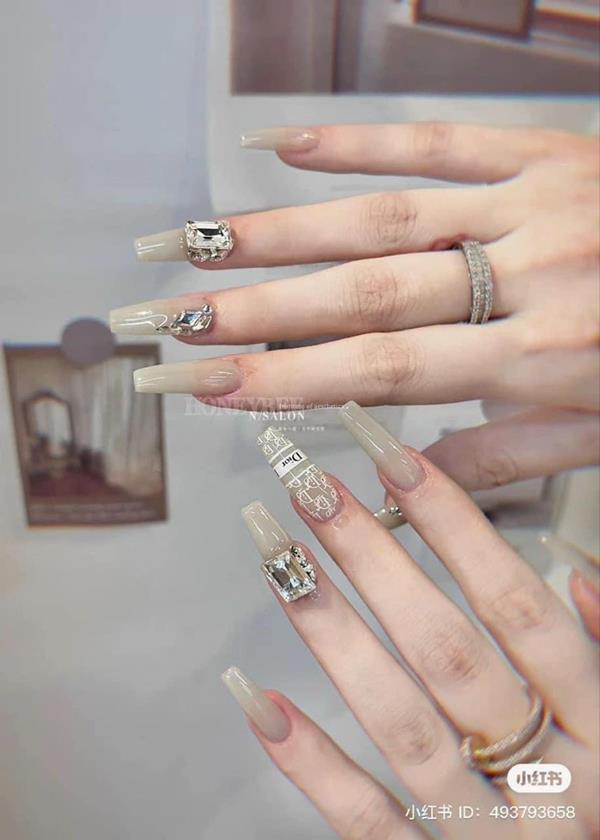 Nail tay đính đá Dior