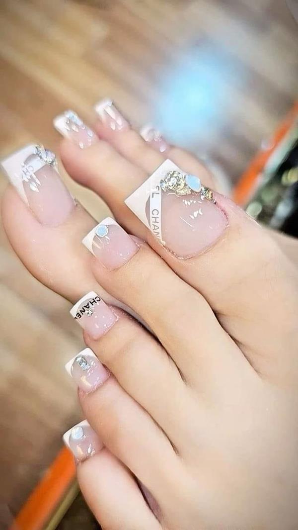 Nail chân đính đá Chanel