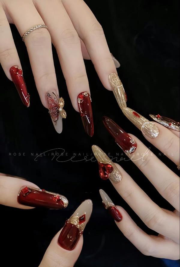 Nail đính đá móng nhọn sang trọng màu đỏ