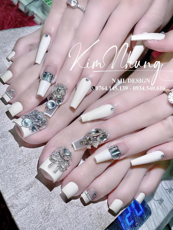 Bộ nail đính đá móng vuông sang trọng màu trắng