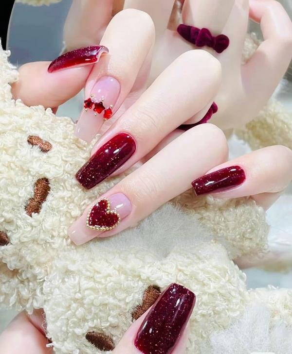 Nail đỏ đính đá