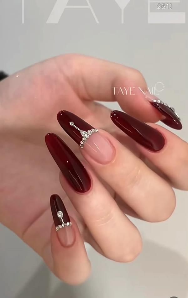 Nail màu đỏ rượu