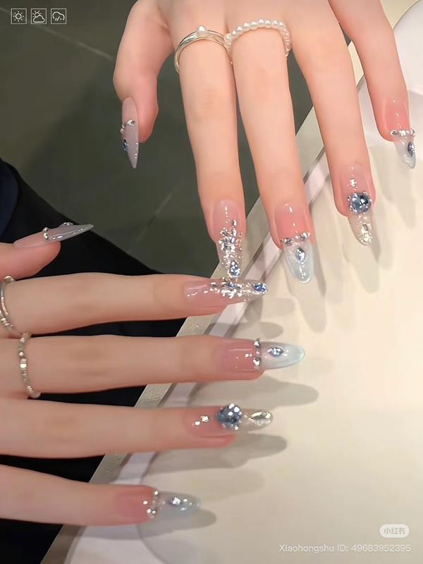 Móng tay đính đá xanh đơn giản