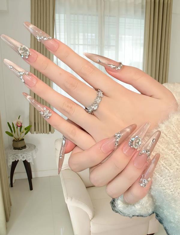 Mẫu nail tay đính đá sang chảnh