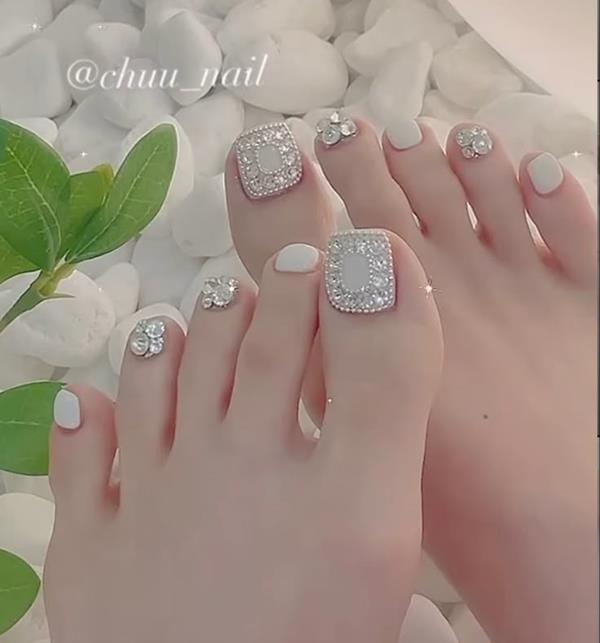 Nail chân đính đá đơn giản lấp lánh
