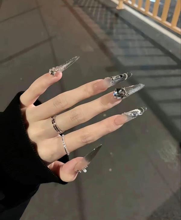 Mẫu nail đính đá đẹp đơn giản sang trọng