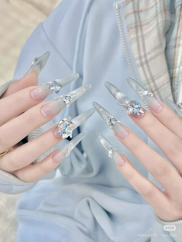 Nail đính đá sang trọng lấp lánh