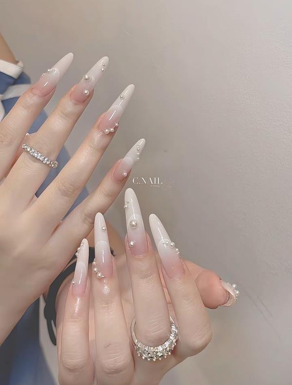 Nail tay hồng nhạt đính đá nhẹ nhàng 