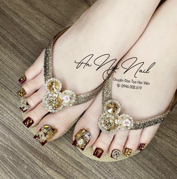 Nail chân đính đá sang trọng hút mắt