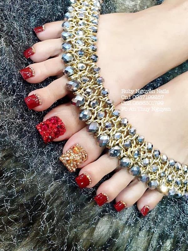 Mẫu nail chân đính đá màu đỏ lấp lánh