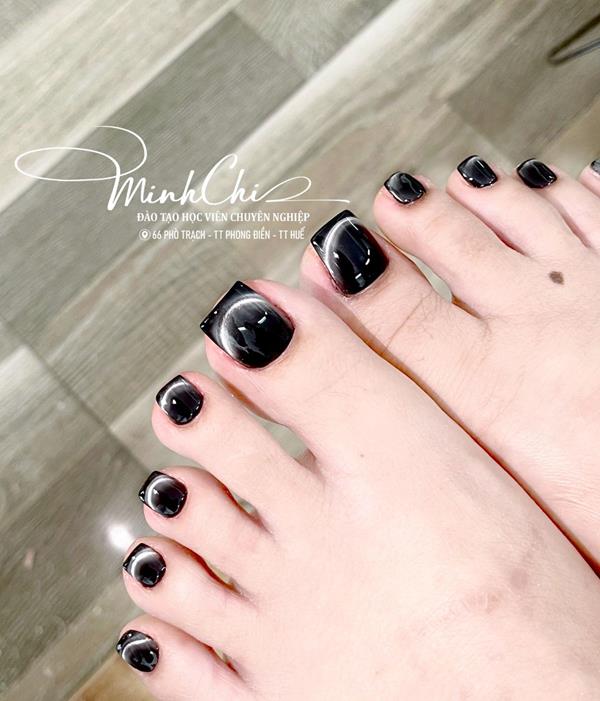 Nail chân đen mắt mèo đơn giản cho học sinh 