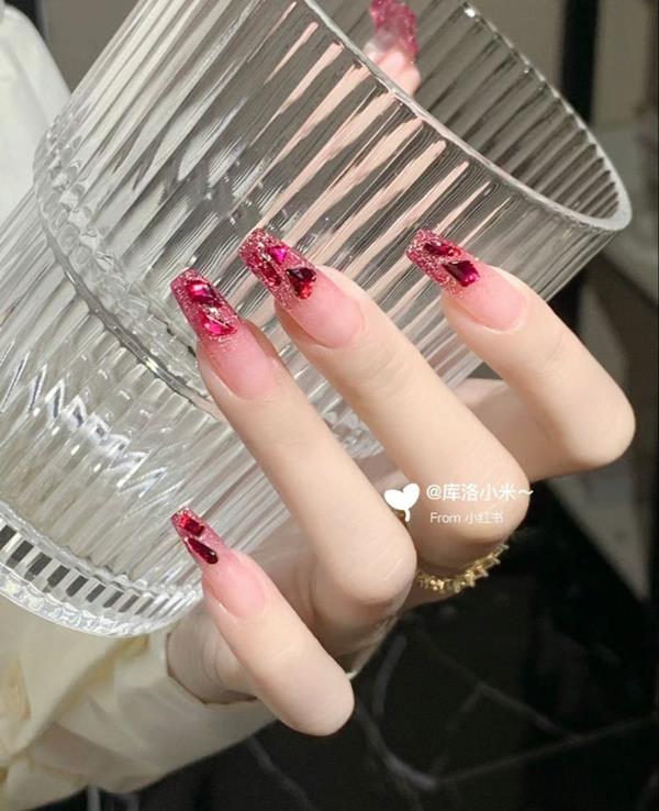 Móng tay đính đá màu hồng kiểu 3