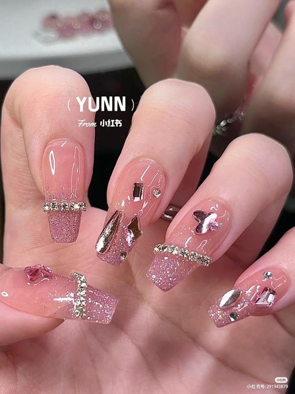 Mẫu nail hồng nhạt đính đá 2