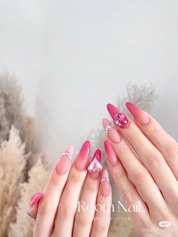 Móng tay đính đá màu hồng kiểu 2