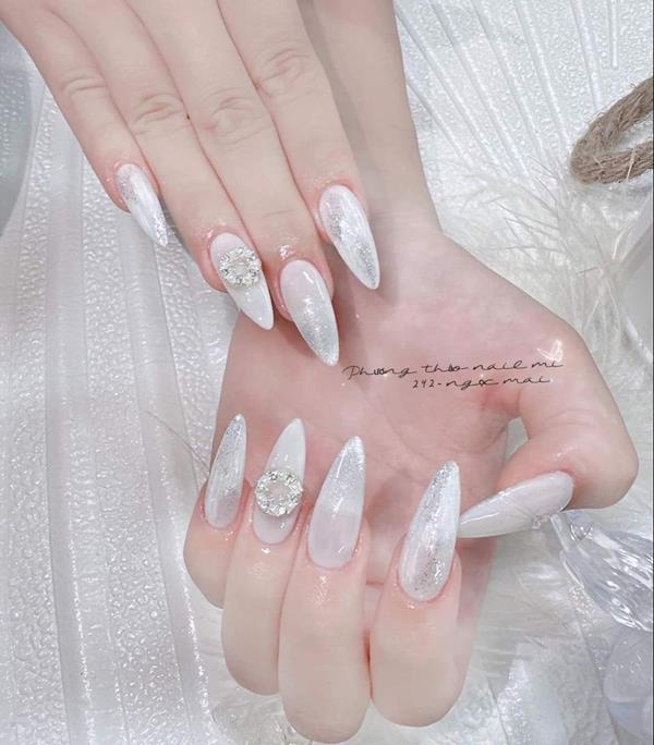 Mẫu nail móng nhọn màu trắng