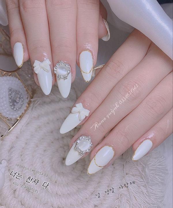 Nail màu trắng móng nhọn
