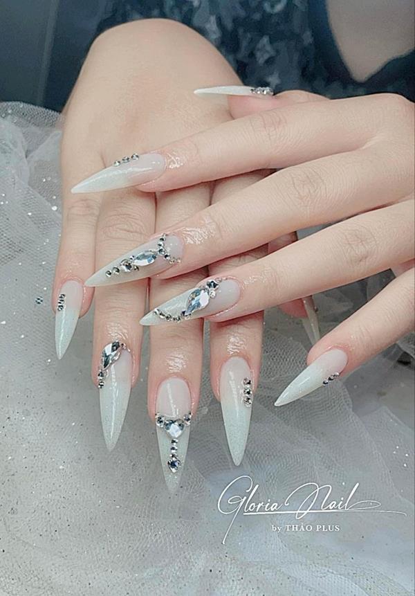 Mẫu nail móng nhọn đính đá