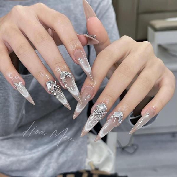 Nail móng nhọn đính đá kiểu mắt mèo