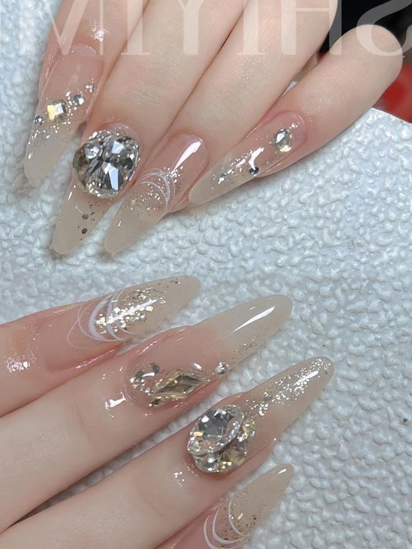Nail móng nhọn