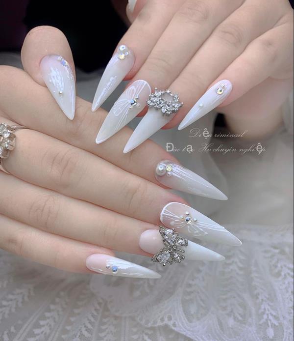 Mẫu móng nhọn trắng