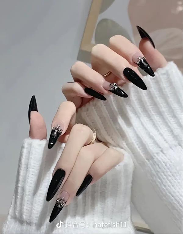 Móng nhọn màu đen