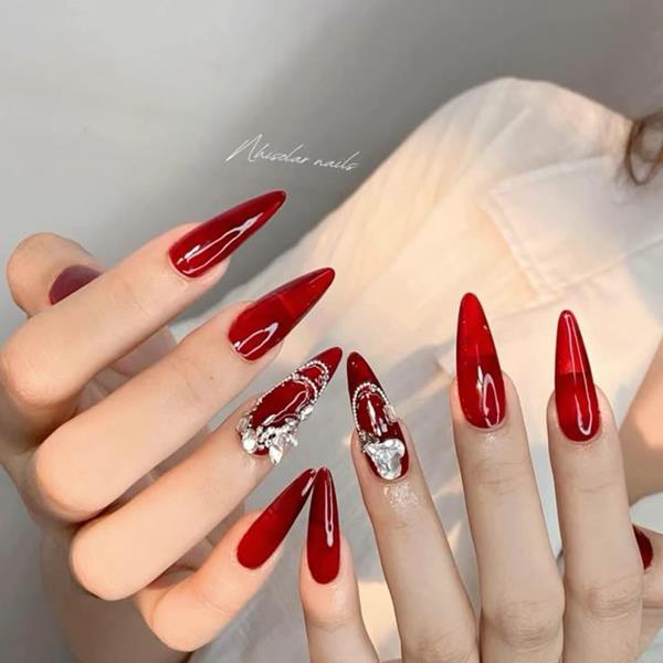 Móng nhọn màu đỏ đính đá